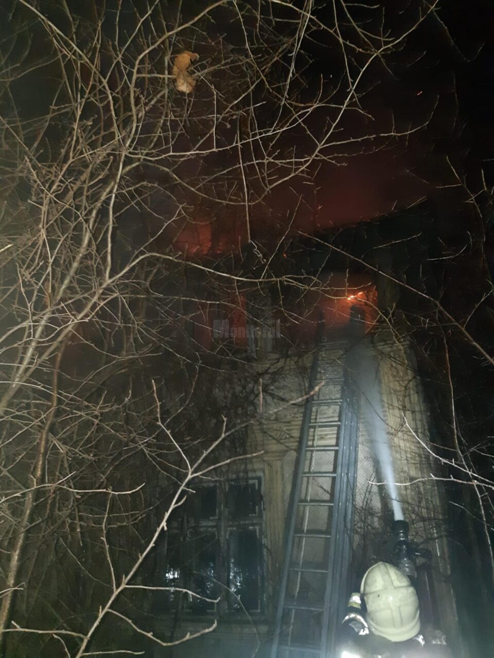 Incendiul a cuprins acoperisul si doua odai de la nivelul superior al casei Incendiul a cuprins acoperisul si doua odai de la nivelul superior al casei