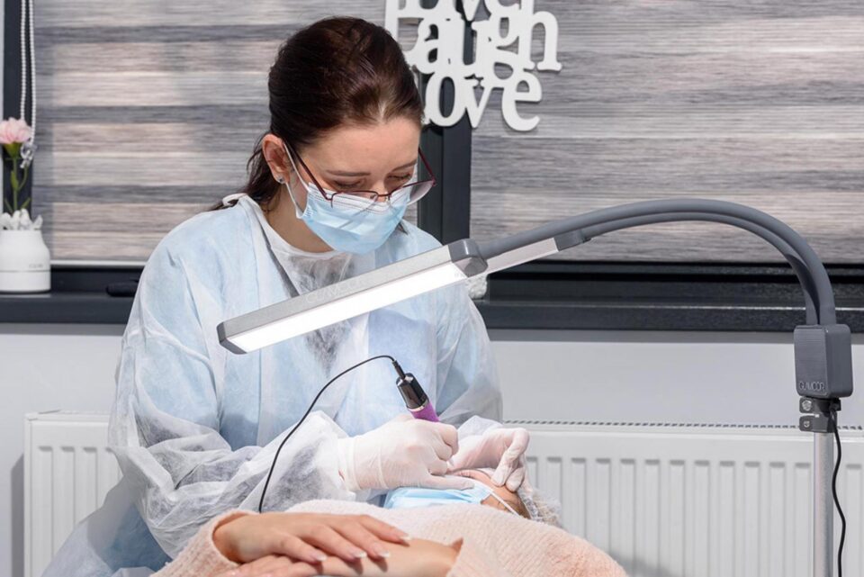 O suceveancă reface gratuit sprâncenele pacienților cu cancer care au făcut chimioterapie