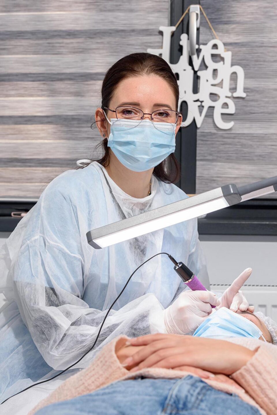 O suceveancă reface gratuit sprâncenele pacienților cu cancer care au făcut chimioterapie