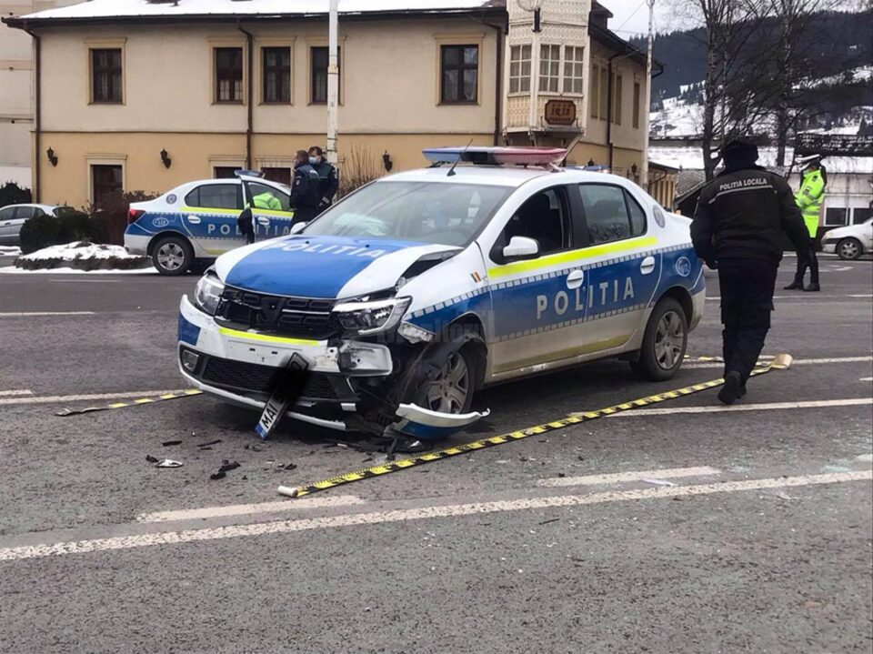 Mașină de poliție în misiune, tamponată de un șofer care nu a dat prioritate Sursa Radio Dorna