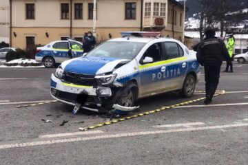 Mașină de poliție în misiune, tamponată de un șofer care nu a dat prioritate Sursa Radio Dorna