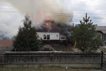 Acoperisul casei si mansarda cuprinse de flacari in incendiul de la Frasin