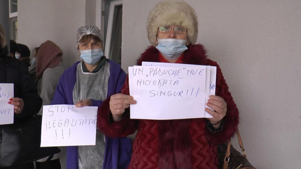 Circa 50 de salariați s-au adunat în fața Compartimentului Primiri-Urgențe Rădăuți și si-au exprimat sprijinul pentru managerul Andronachi