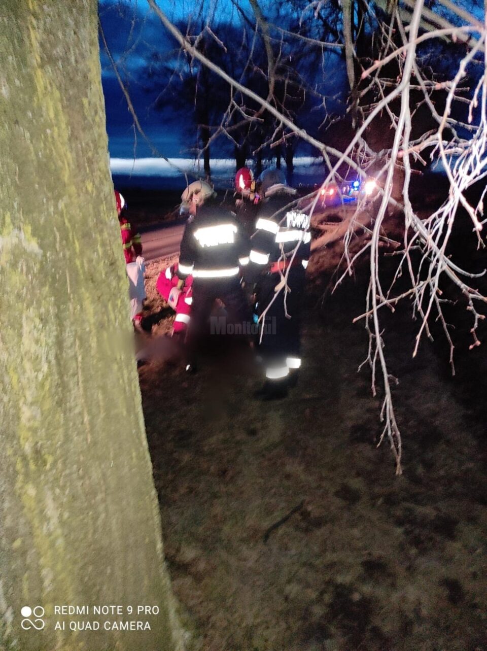 Bărbat mort, după ce autoturismul pe care îl conducea s-a izbit într-un copac