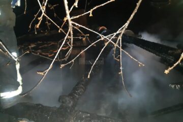 Un incendiu provocat de jarul căzut din sobă a afectat grav o casă din Suceava