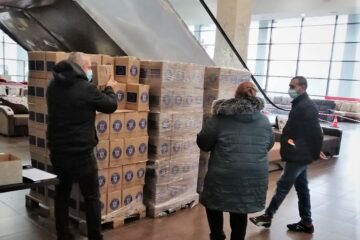 Distribuirea pachetelor cu produse de igienă personală a început în municipiul Suceava