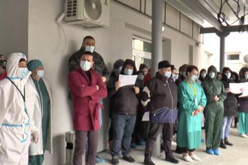 Circa 50 de salariați s-au adunat în fața Compartimentului Primiri-Urgențe Rădăuți și si-au exprimat sprijinul pentru managerul Andronachi