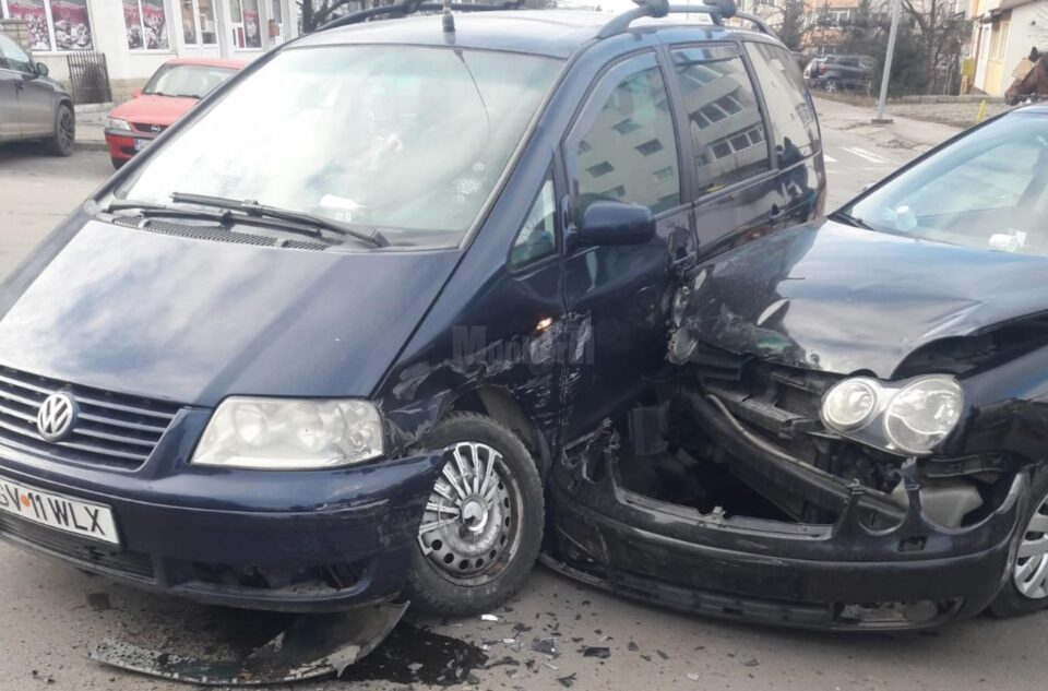 Ciocnire între două mașini, în intersecția de la Ambianța, în cartierul Obcini
