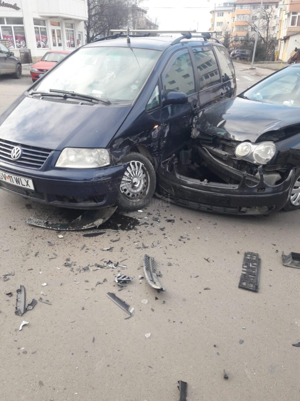 Ciocnire între două mașini, în intersecția de la Ambianța, în cartierul Obcini