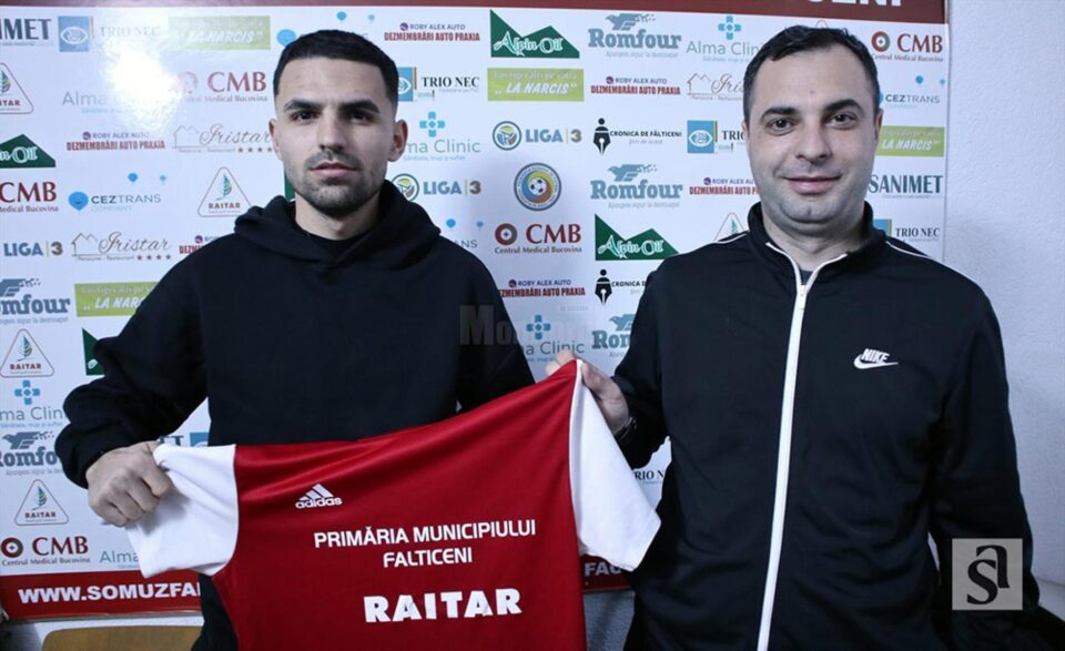 Nou-venitul Adrian Tănăsoiu, alături de directorul sportiv Iulian Darabă. Foto Alex Săvescu Nou-venitul Adrian Tănăsoiu, alături de directorul sportiv Iulian Darabă. Foto Alex Săvescu
