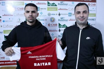 Nou-venitul Adrian Tănăsoiu, alături de directorul sportiv Iulian Darabă. Foto Alex Săvescu