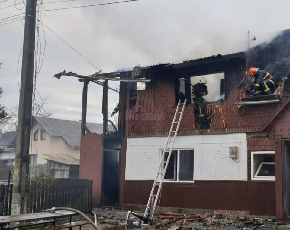 Mansarda și acoperișul unei case, distruse de un puternic incendiu, în orașul Frasin