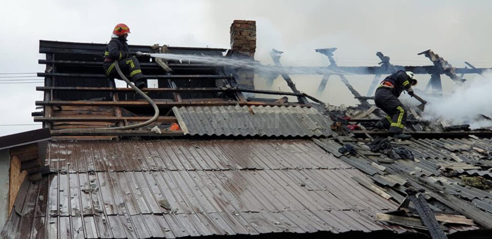 Mansarda și acoperișul unei case, distruse de un puternic incendiu, în orașul Frasin