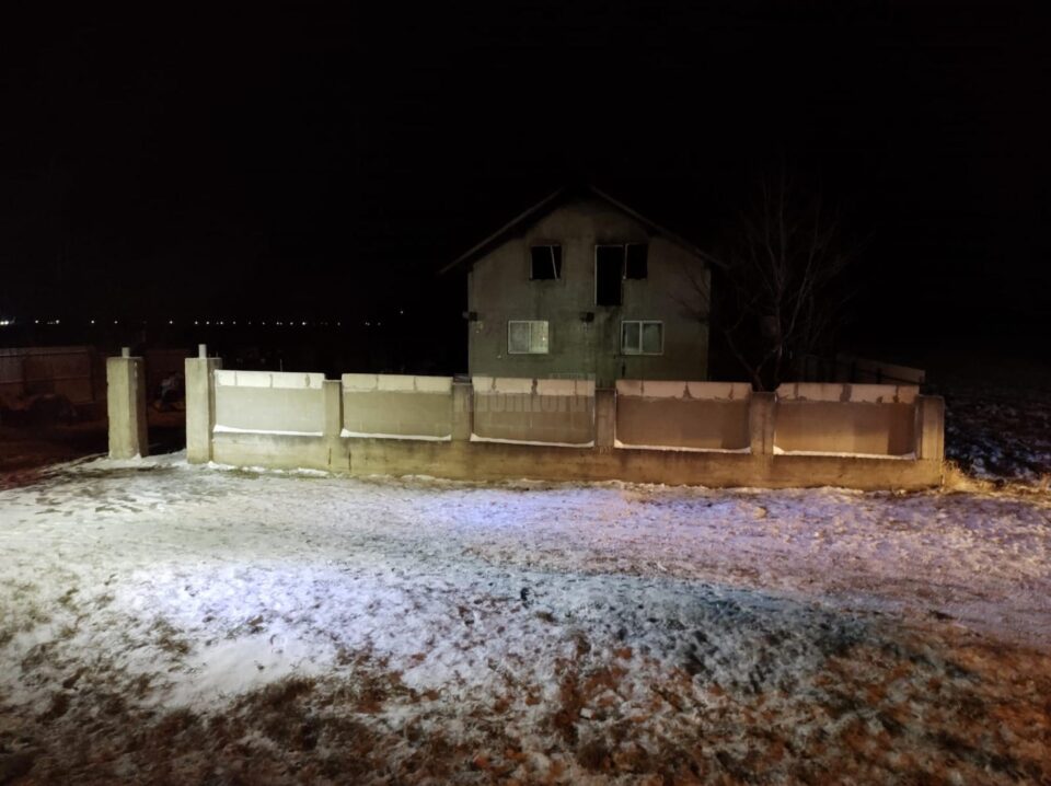 Casa a carui acoperis a fost distrus de flacari in incendiul de la Cornu Luncii