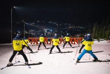 Aproximativ 100 de schiori cu torțe în mâini au coborât pârtia Veverița, de Ziua Micii Unirii