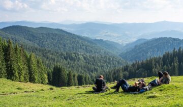 De la Mănăstirea Sucevița, prin pădure, 21 de kilometri, la Mănăstirea Moldovița
