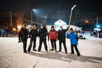 Aproximativ 100 de schiori cu torțe în mâini au coborât pârtia Veverița, de Ziua Micii Unirii