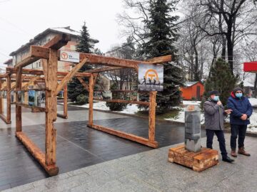 Un tunel atemporal creat din structuri de lemn de inspirație bucovineană și borne kilometrice de andezit, de sute de kilograme a apărut în Centru - foto Cosmin Romega
