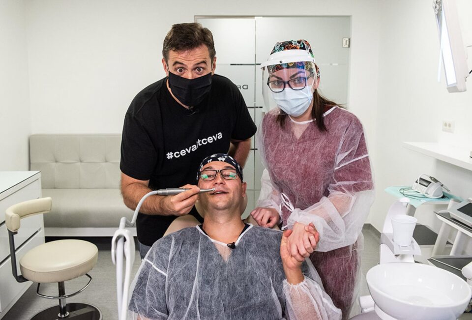 Mi-am pus dentistul pe scaun, în locul meu, și l-am chinuit cu 100 de întrebări