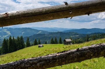 De la Mănăstirea Sucevița, prin pădure, 21 de kilometri, la Mănăstirea Moldovița