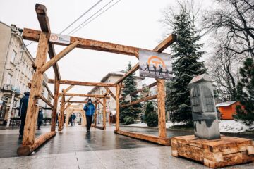 Un tunel atemporal creat din structuri de lemn de inspirație bucovineană și borne kilometrice de andezit a apărut în centrul Sucevei - foto Adrian Craciunescul