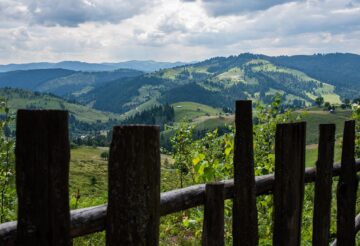 De la Mănăstirea Sucevița, prin pădure, 21 de kilometri, la Mănăstirea Moldovița