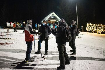 Aproximativ 100 de schiori cu torțe în mâini au coborât pârtia Veverița, de Ziua Micii Unirii