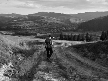 De la Mănăstirea Sucevița, prin pădure, 21 de kilometri, la Mănăstirea Moldovița