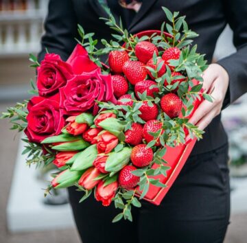 Aranjamente unice, „flori pentru suflet”, ofertă bogată pentru 8 Martie, toate la Queen Concept Flowers