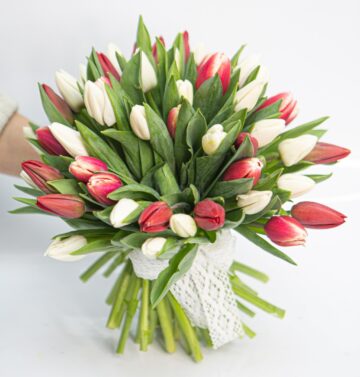 Aranjamente unice, „flori pentru suflet”, ofertă bogată pentru 8 Martie, toate la Queen Concept Flowers