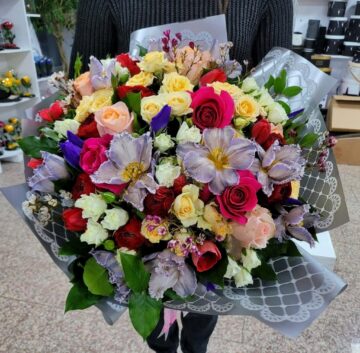 Aranjamente unice, „flori pentru suflet”, ofertă bogată pentru 8 Martie, toate la Queen Concept Flowers