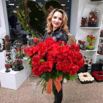 Aranjamente unice, „flori pentru suflet”, ofertă bogată pentru 8 Martie, toate la Queen Concept Flowers