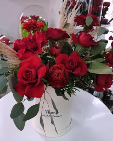 Aranjamente unice, „flori pentru suflet”, ofertă bogată pentru 8 Martie, toate la Queen Concept Flowers