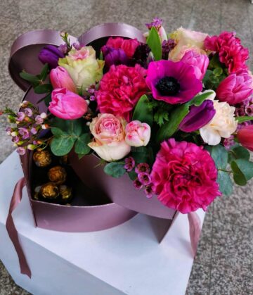Aranjamente unice, „flori pentru suflet”, ofertă bogată pentru 8 Martie, toate la Queen Concept Flowers