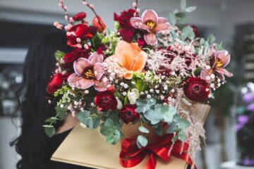 Aranjamente unice, „flori pentru suflet”, ofertă bogată pentru 8 Martie, toate la Queen Concept Flowers
