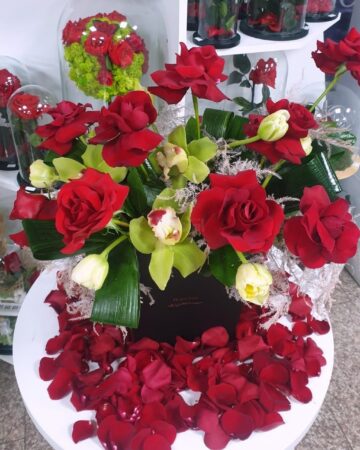 Aranjamente unice, „flori pentru suflet”, ofertă bogată pentru 8 Martie, toate la Queen Concept Flowers