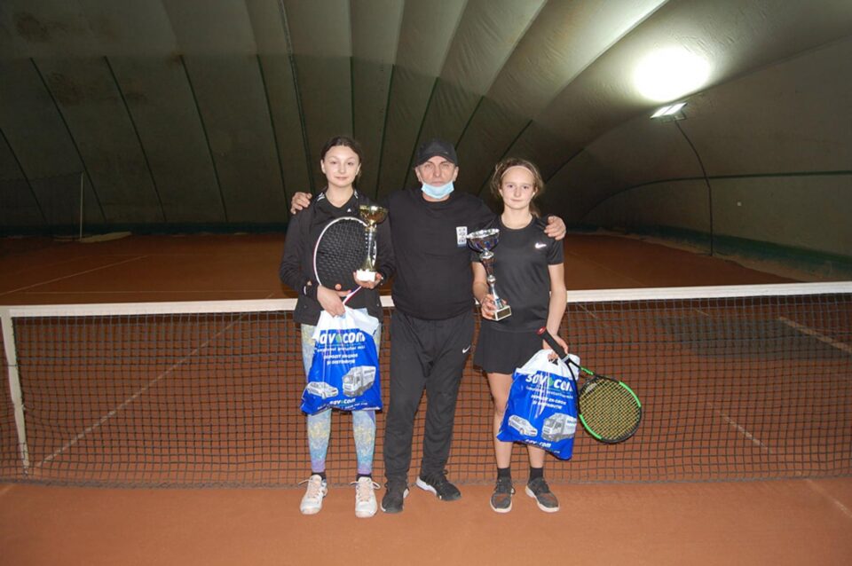 Costel Chelariu, încadrat de finalistele categoriei fete 16 ani, Alesandra Tiron și Bianca Nica