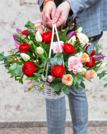 Aranjamente unice, „flori pentru suflet”, ofertă bogată pentru 8 Martie, toate la Queen Concept Flowers