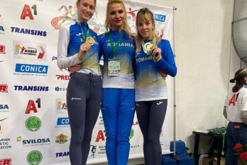 Antrenoarea Erzilia Țîmpău, încadrată de Talida Sfârghiu și Mădălina Sîrbu