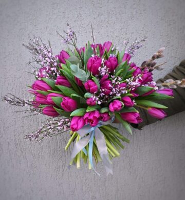 Aranjamente unice, „flori pentru suflet”, ofertă bogată pentru 8 Martie, toate la Queen Concept Flowers