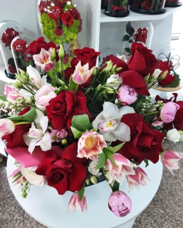 Aranjamente unice, „flori pentru suflet”, ofertă bogată pentru 8 Martie, toate la Queen Concept Flowers