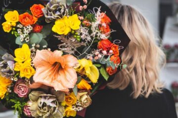 Aranjamente unice, „flori pentru suflet”, ofertă bogată pentru 8 Martie, toate la Queen Concept Flowers
