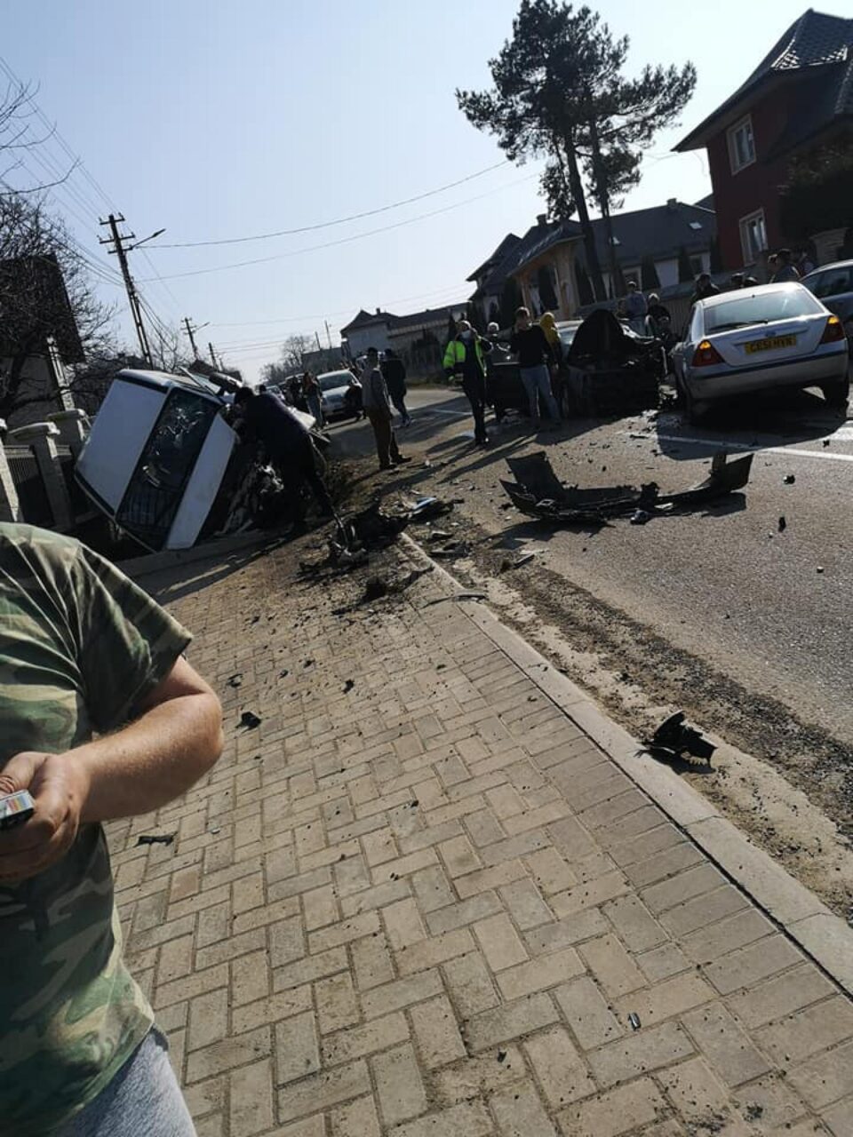 Accident cu un microbuz plin cu elevi - 26 de persoane implicate Foto facebook Danut Ghiata Accident cu un microbuz plin cu elevi - 26 de persoane implicate Foto facebook Danut Ghiata