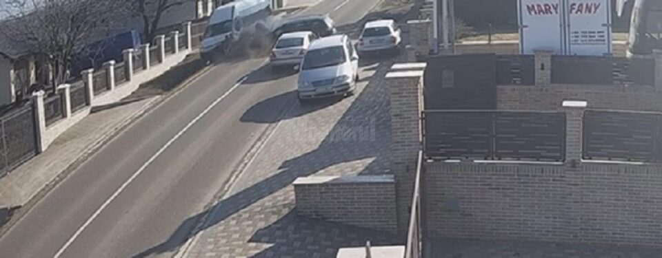 Accidentul cu microbuzul în care erau 19 copii, înregistrat clar de o cameră video