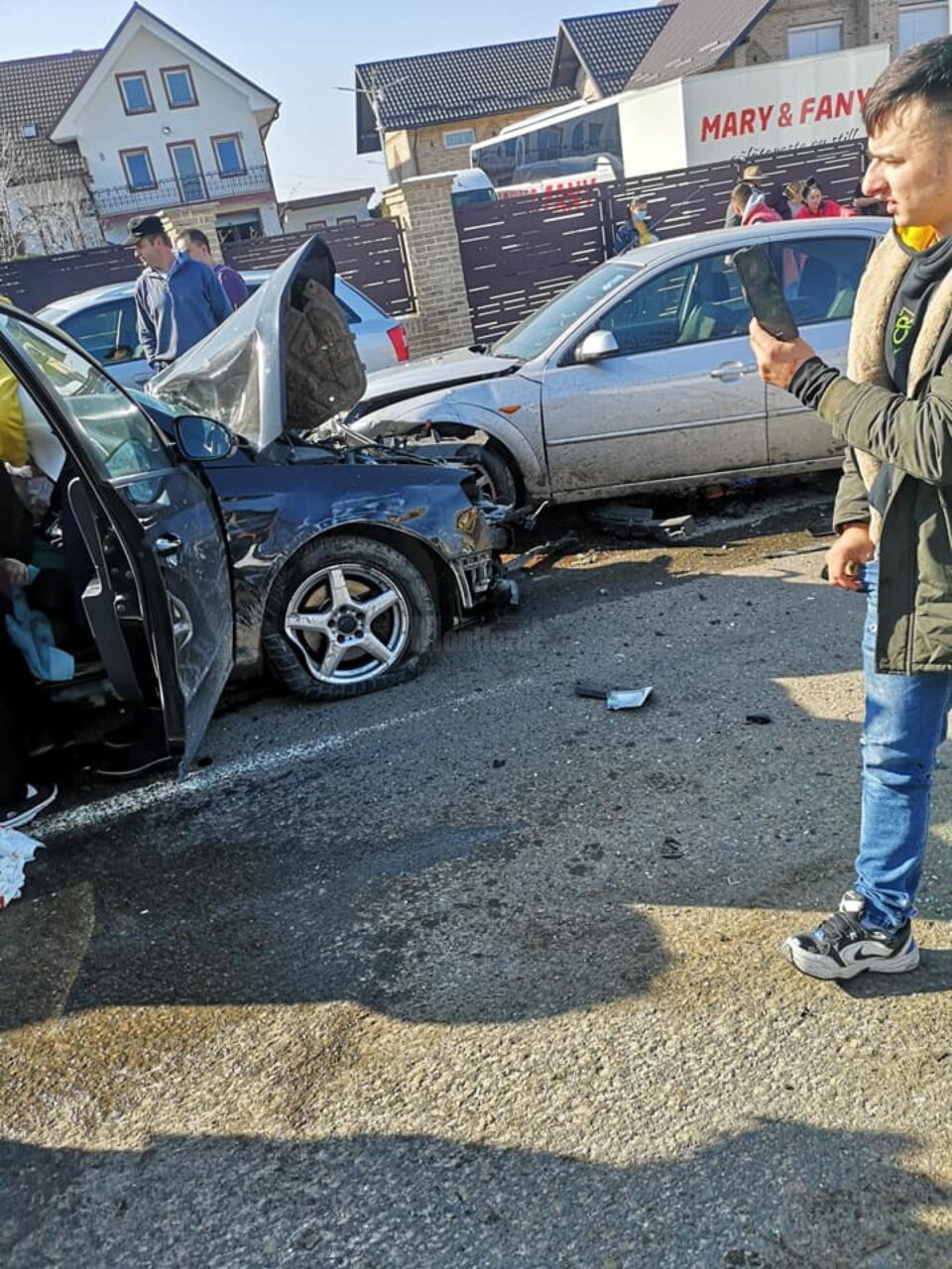 Accident cu un microbuz plin cu elevi - 26 de persoane implicate Foto facebook Danut Ghiata