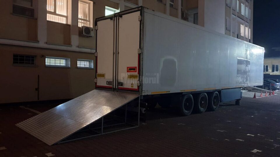 Tir frigorific pentru decedați, lângă Morga Spitalului Județean de Urgenață Suceava