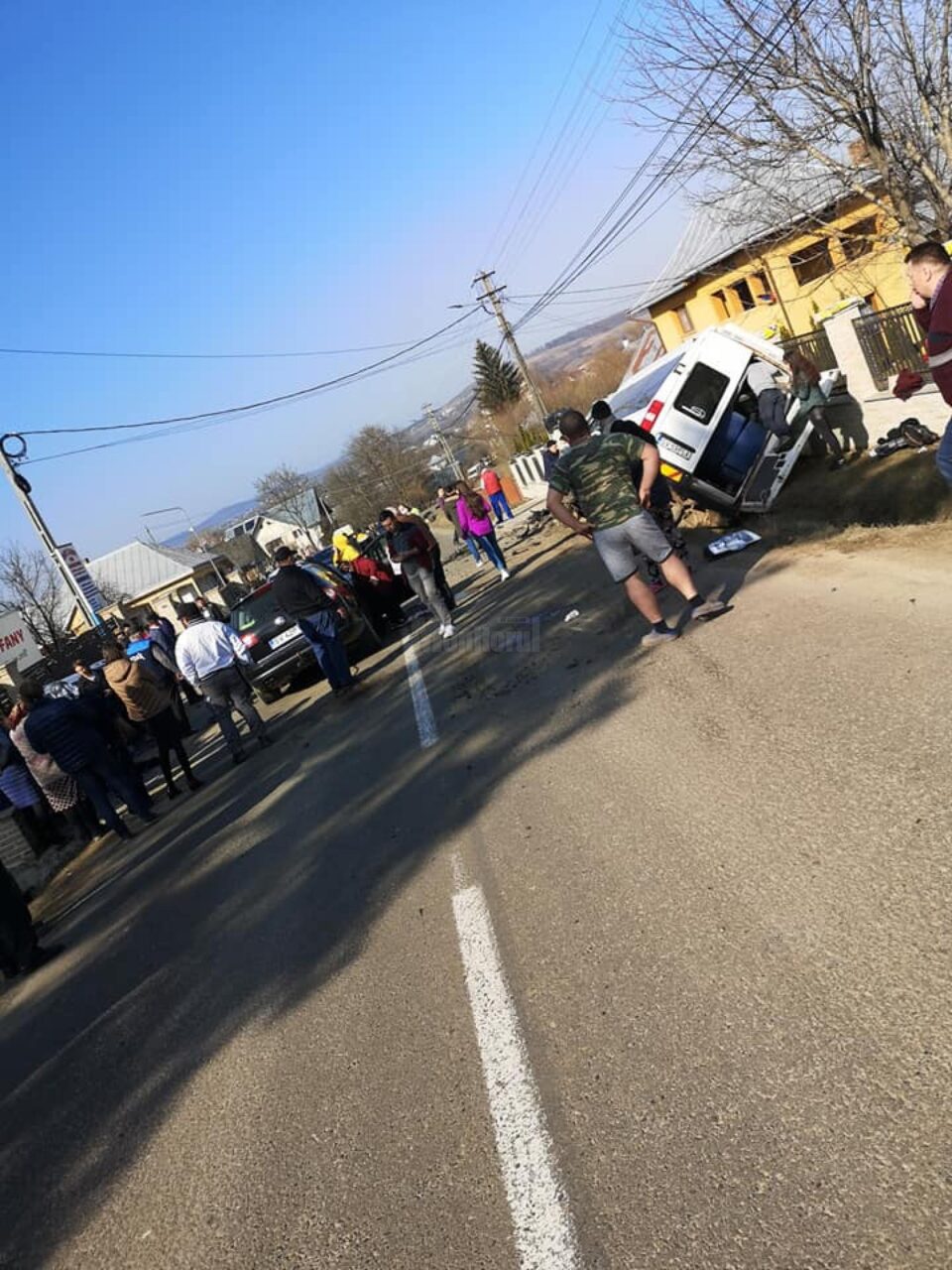Accident cu un microbuz plin cu elevi - 26 de persoane implicate Foto facebook Danut Ghiata
