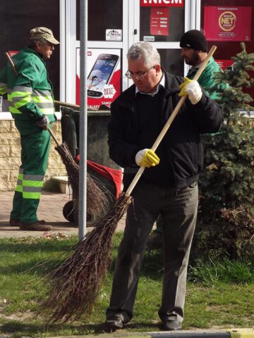 Primarul Sucevei va ieși să măture pe străzi, la fel ca în ultimii 16 ani