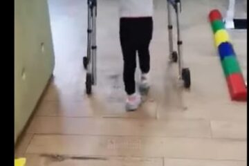 Ilinca, o fetiță de doar 5 ani, cu grave probleme de sănătate, are nevoie urgent de orteze care să-i îmbunătățească mersul