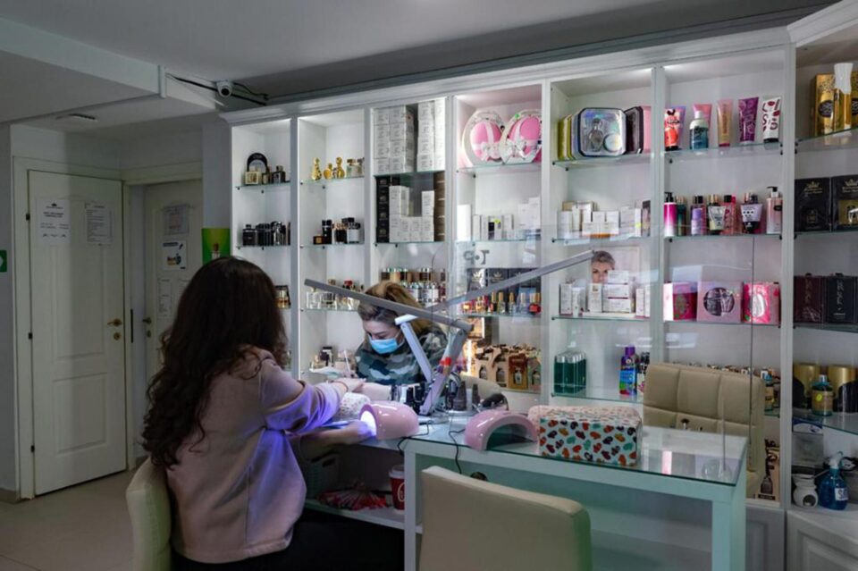 Tratamente pentru păr, servicii de manichiură/pedichiură sau parfumuri Queen, pe toate le găsiți, cu oferte tentante, la Salonul Queen Elisabeta